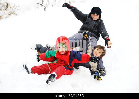 Groupe d'enfants jouant avec plaisir dans la neige, l'hiver Banque D'Images