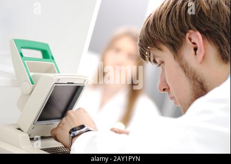 Dans le laboratoire moderne de l'hôpital universitaire Banque D'Images