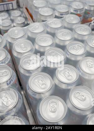 Empilez 24 cartons de boissons gazeuses Fanta Zero Sugar dans un supermarché britannique. Répondre aux demandes concernant les boissons sucrées alimentaires, l'apport en sucre Banque D'Images