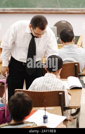 Activités d'éducation en classe à l'école, l'apprentissage des enfants heureux Banque D'Images