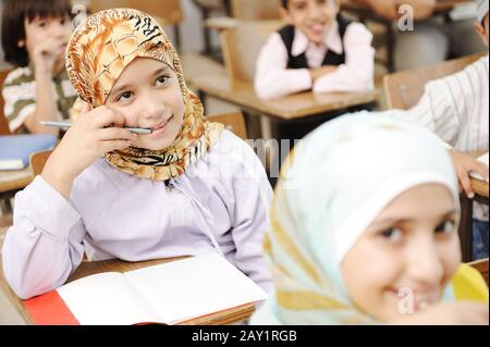 Activités d'éducation en classe à l'école, l'apprentissage des enfants heureux Banque D'Images