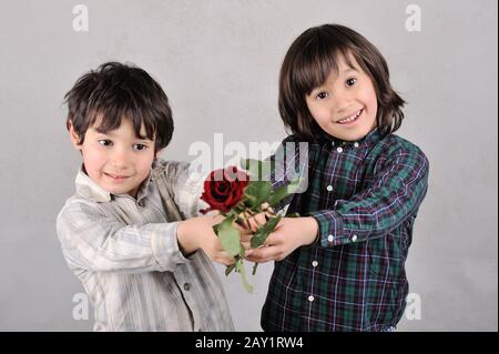 Deux garçons avec rose rouge Banque D'Images