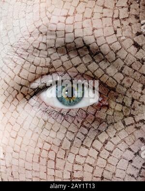 Peau fissurée, fermeture de l'œil vert. Banque D'Images