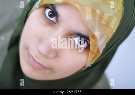 Femme musulmane arabe d'Asie avec des vêtements importants Banque D'Images