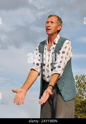 Homme d'âge moyen avec des gestes intéressants Banque D'Images