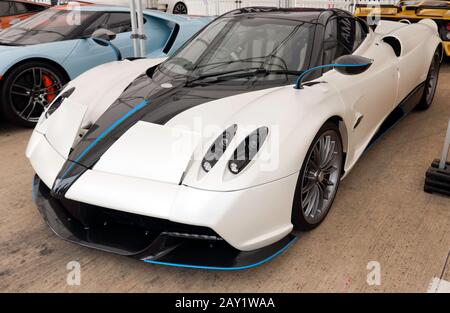 Vue d'un blanc, Pagani Huayra Roadster, sur l'exposition dans la zone des légendes Supercar du Paddock International du Silverstone Classic 2019 Banque D'Images