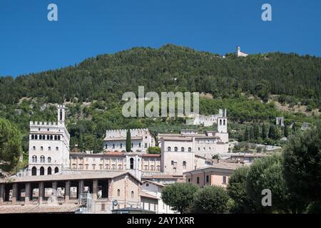 Basilique de Sant'Ubaldo (Basilique de Sant'Ubaldo) sur le Mont Ingino, Palazzo dei Consoli gothique (Hôtel de ville) construit au XIVe siècle, Duomo et Palaz gothique Banque D'Images