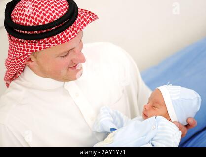 Homme Arabe Tenant Un Bebe Nouveau Ne Photo Stock Alamy