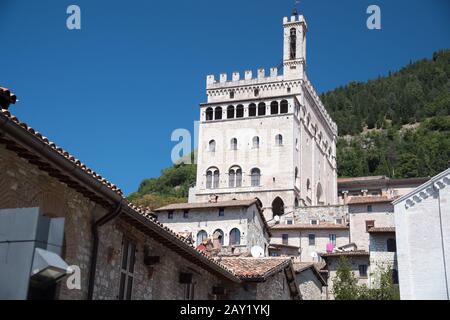 Palais Gothique dei Consoli (Hôtel de Ville) construit au XIV siècle dans le centre historique de Gubbio, Ombrie, Italie. 18 août 2019 © Wojciech Strozyk / Alamy S Banque D'Images