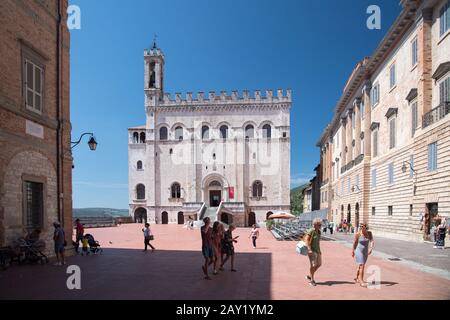 Palais Gothique dei Consoli (Hôtel de Ville) construit au XIV siècle sur la Piazza Grande dans le centre historique de Gubbio, Ombrie, Italie. 18 août 2019 © Wojciech Banque D'Images