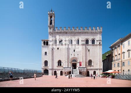 Palais Gothique dei Consoli (Hôtel de Ville) construit au XIV siècle sur la Piazza Grande dans le centre historique de Gubbio, Ombrie, Italie. 18 août 2019 © Wojciech Banque D'Images