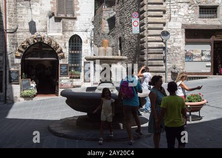 Fontana dei Matti (Fontaine des Madmen) construite au XVIe siècle sur La Via dei Consoli dans le centre historique de Gubbio, Ombrie, Italie. 18 août 2019 © Woj Banque D'Images