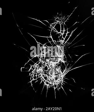 Verre cassé avec fissures sur fond noir. Soufflez sur la vitre protectrice du smartphone. Banque D'Images