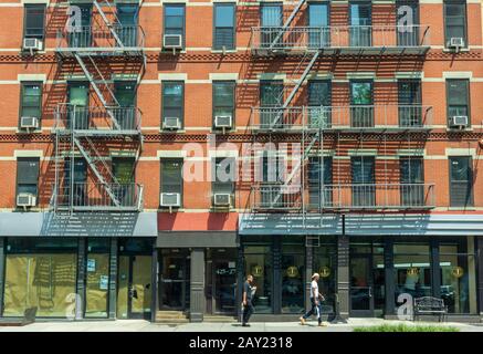 New York, États-Unis - 20 août 2018 : les bâtiments typiques avec des escaliers d'évacuation d'incendie dans 125ème rue sont souvent considérés comme la 'rue principale' de Harlem, et est Banque D'Images