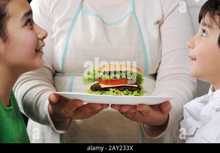 Maman donnant des en-cas aux enfants Banque D'Images