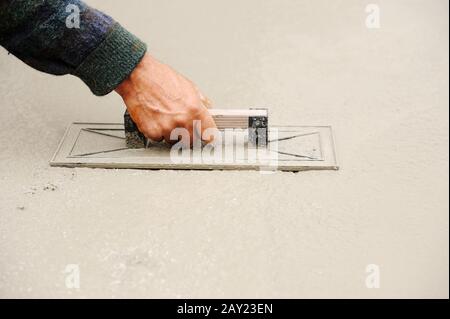 Travailleur de la construction diffusion béton humide