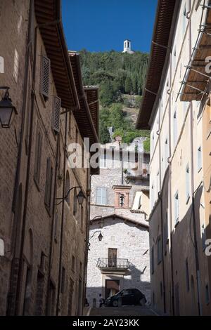 Basilique de Sant'Ubaldo (Basilique de Sant'Ubaldo) construite au XVIe siècle sur le Mont Ingino et le centre historique de Gubbio, Ombrie, Italie. 18 août 2019 Banque D'Images