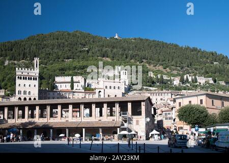 Basilique de Sant'Ubaldo (Basilique de Sant'Ubaldo) sur le Mont Ingino, Palazzo dei Consoli gothique (Hôtel de ville) construit au XIVe siècle, Duomo et Palaz gothique Banque D'Images