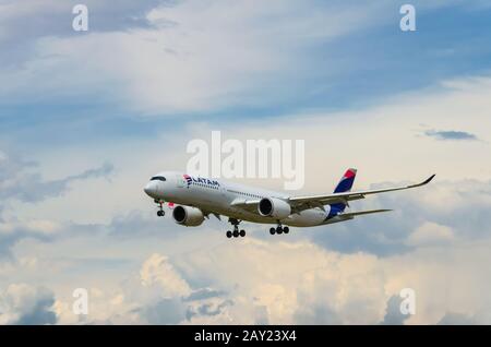 Barcelone, Espagne; 18 mai 2019: Avion Airbus LATAM-Qatar Airways A 350, atterrissage à l'aéroport El Prat de Barcelone Banque D'Images