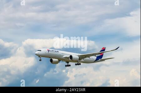 Barcelone, Espagne; 18 mai 2019: Avion Airbus LATAM-Qatar Airways A 350, atterrissage à l'aéroport El Prat de Barcelone Banque D'Images