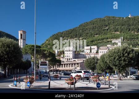 Basilique de Sant'Ubaldo (Basilique de Sant'Ubaldo) sur le Mont Ingino, Palazzo dei Consoli gothique (Hôtel de ville) construit au XIVe siècle, Duomo et Palaz gothique Banque D'Images