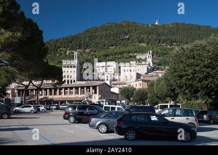 Basilique de Sant'Ubaldo (Basilique de Sant'Ubaldo) sur le Mont Ingino, Palazzo dei Consoli gothique (Hôtel de ville) construit au XIVe siècle, Duomo et Palaz gothique Banque D'Images