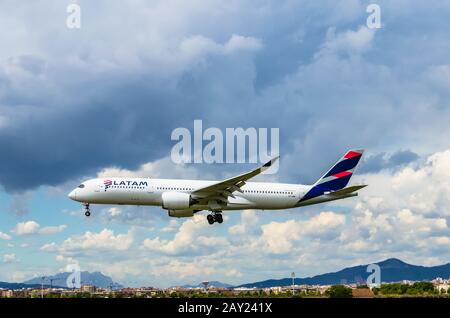 Barcelone, Espagne; 18 mai 2019: Avion Airbus LATAM-Qatar Airways A 350, atterrissage à l'aéroport El Prat de Barcelone Banque D'Images