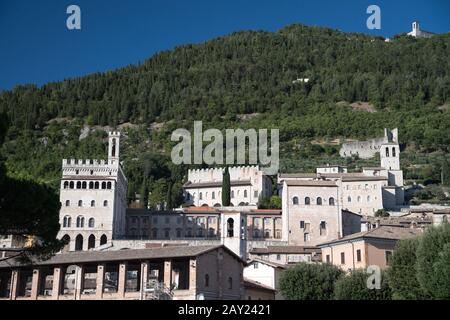 Basilique de Sant'Ubaldo (Basilique de Sant'Ubaldo) sur le Mont Ingino, Palazzo dei Consoli gothique (Hôtel de ville) construit au XIVe siècle, Duomo et Palaz gothique Banque D'Images