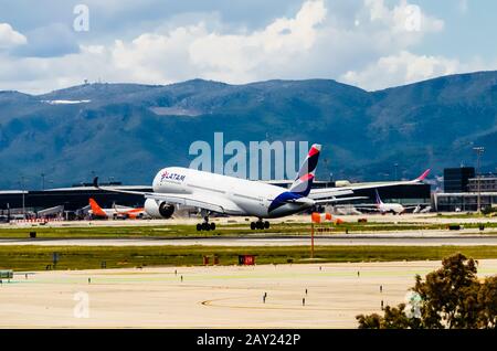 Barcelone, Espagne; 18 mai 2019: Avion Airbus LATAM-Qatar Airways A 350, atterrissage à l'aéroport El Prat de Barcelone Banque D'Images