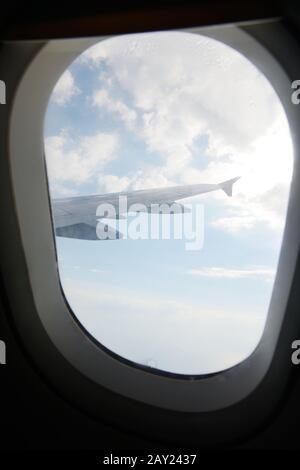 Les nuages et le ciel comme vu à travers la vitre d'un avion Banque D'Images