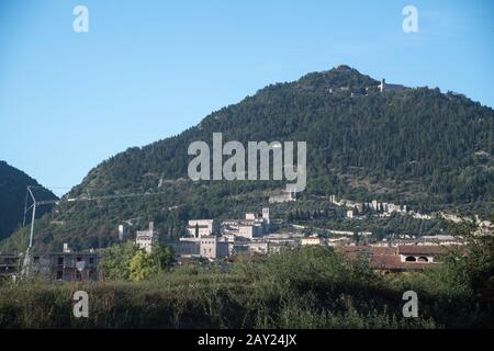 Basilique de Sant'Ubaldo (Basilique de Sant'Ubaldo) sur le Mont Ingino, Palazzo dei Consoli gothique (Hôtel de ville) construit au XIVe siècle, Duomo et Palaz gothique Banque D'Images