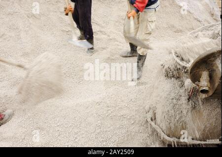 Lieu de travail, collecte du sable pour le béton Banque D'Images