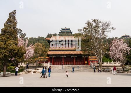 Pavillons à l'entrée sud du parc Jingshan et au sommet de la colline Jingshan, Beijing Banque D'Images