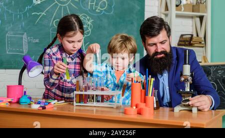 Expérience et connaissances. Programme de formation après-école menée par le mentor. Connaissances pratiques. Connaissances de base. Étudiez dur. Résultats mesurables. Services de garde et de développement des enfants. Réflexion critique et résolution de problèmes. Banque D'Images