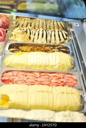 Salon des glaces. Neuf glaces de couleurs différentes. Saveurs populaires de crème glacée pour votre goût. Banque D'Images