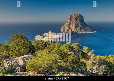 Tour de défense Torre des Savinar avec L'île D'Es Vedra en arrière-plan, Ibiza, Iles Baléares, Espagne Banque D'Images