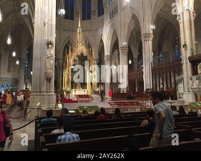 New York, États-Unis - 20 août 2018 : intérieur de la cathédrale Saint Patrick à New York Banque D'Images