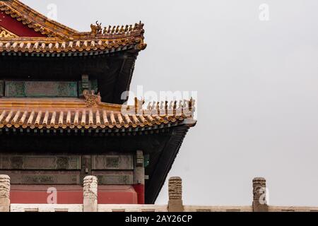 Un fragment de la décoration de toit d'un bâtiment dans la Cité Interdite, Beijing Banque D'Images