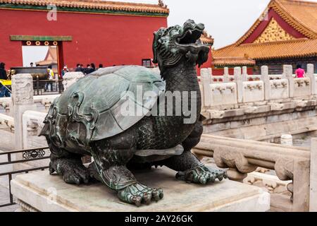 La tortue en bronze à l'extérieur de la salle de l'harmonie suprême dans la Cité Interdite, Beijing Banque D'Images