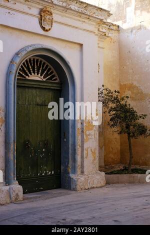 Porte verte dans un cul-de-sac calme à Mdina, Malte Banque D'Images