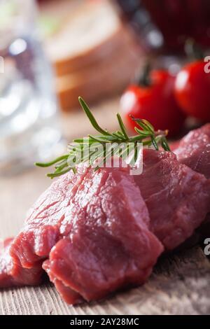Schnitzel, viande, cru, veau, steak, viande, boeuf, steak, romarin, cuisson, tomates, frais, rouge, isolé, tranche, fond, sirl Banque D'Images