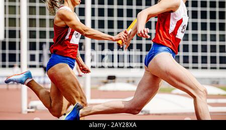 course de relais passant de l'équipe de relais de femmes de bâton Banque D'Images