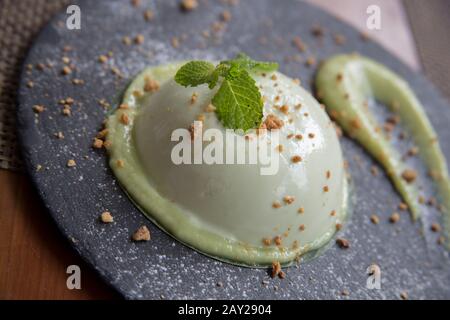 La cuisine thaïlandaise est caractérisée par des plats légèrement préparés avec des composants aromatiques forts et un bord épicé. C'est un dessert avocat paanna cotta, Banque D'Images