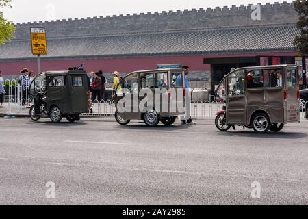 Les taxis tuk-tuk près de la porte de La Prouesse Divine (Shenwumen) de la Cité Interdite, Beijing Banque D'Images