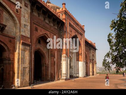 Inde, Uttar Pradesh, New Delhi, Purana Qila, ancien fort de l'ère Mughal, Qila-e-Kuhna Masjid, Mosquée construite par Sher Shah sur en 1541 à partir de grès rouge, faca Banque D'Images