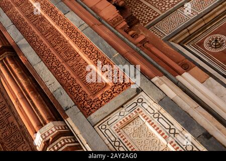 Inde, Uttar Pradesh, New Delhi, Purana Qila, ancien fort de l'ère Mughal, Qila-e-Kuhna Masjid, Mosquée construite par Sher Shah sur en 1541 à partir de grès rouge, faca Banque D'Images