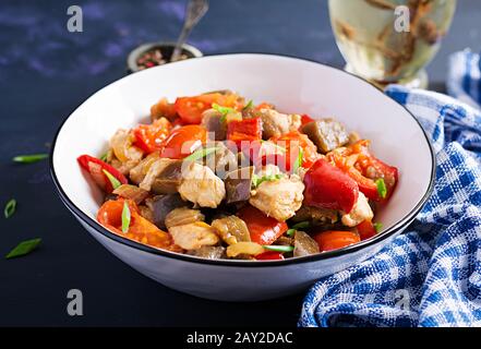 Sauté de poulet. Ragoût de viande avec légumes poivre doux, oignon, tomate, aubergine dans sauce soja. Régime cétogène. Banque D'Images