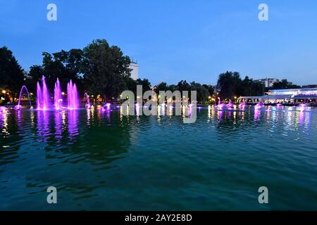 Plovdiv, Bulgarie - 07 juin, 2018 : fontaines illuminées sur le lac dans le tsar Siméon garden, ville devenue capitale européenne de la Culture 2019 Banque D'Images