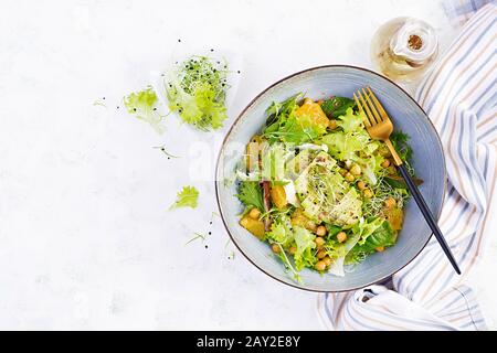 Salade végétarienne/végétalienne avec pois chiches bouillis, légumes verts, avocat, orange et graines de chia. Tendance à la saine alimentation, super-alimentation. Vue de dessus, plat, espace de copie Banque D'Images
