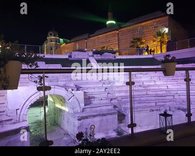 Plovdiv, Bulgarie - 07 juin 2018: Illuminé l'ancien Forum romain et la mosquée Dzhumaya dans le centre-ville, la ville devient capitale européenne de la culture 2019 Banque D'Images